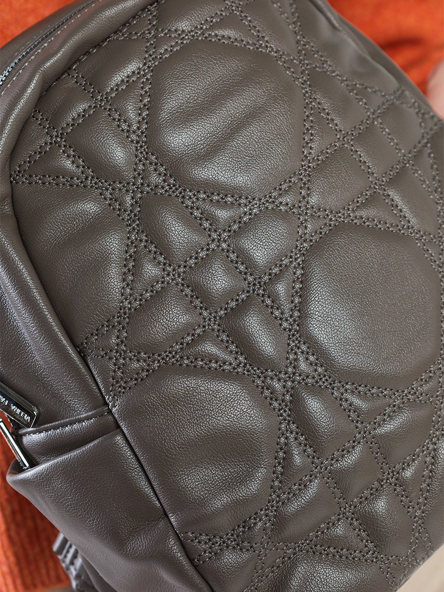 Рюкзак серого цвета с декоративной строчкой